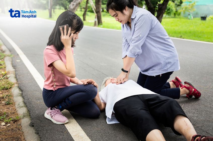 Thực hiện biện pháp sơ cứu người bị ngất và nhanh chóng liên hệ hỗ trợ y tế