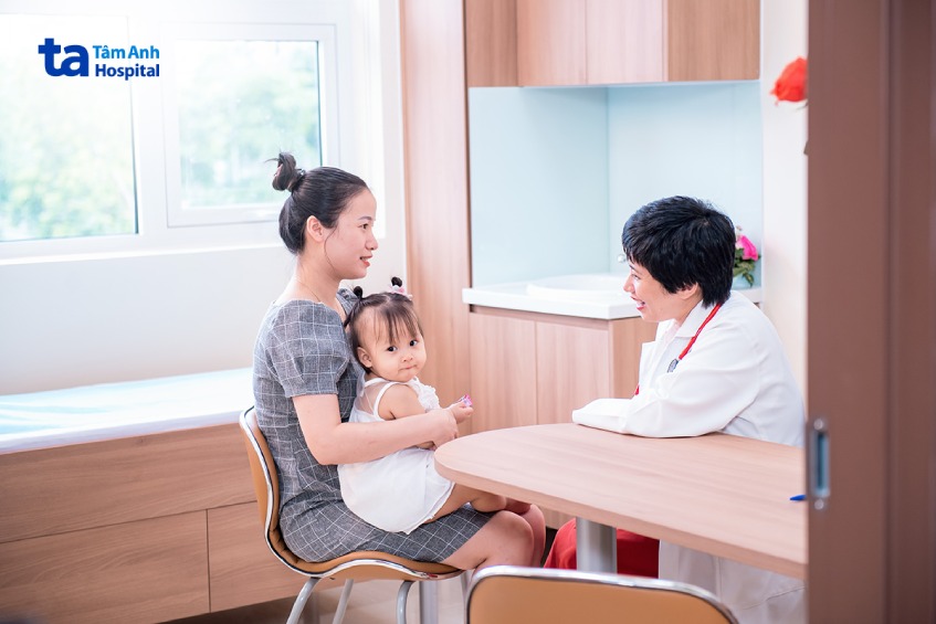 Trẻ được các sĩ khám bệnh tại Khoa Nhi