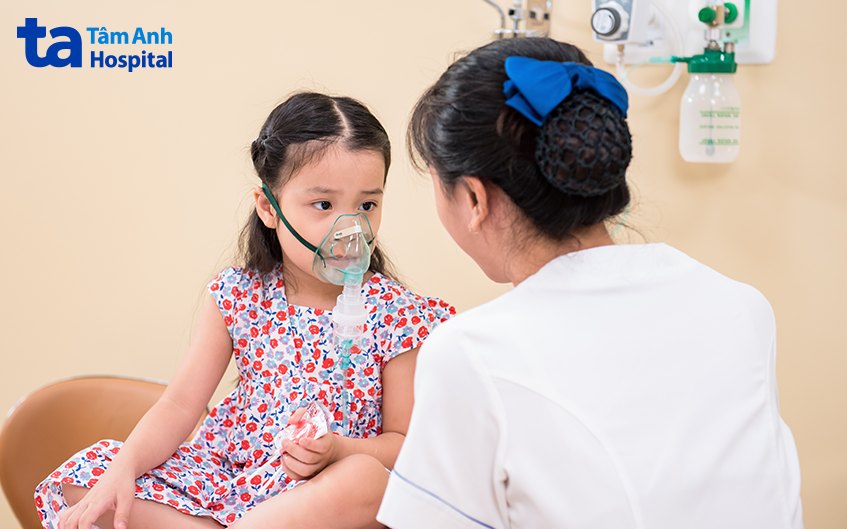 Trẻ được điều trị bằng phương pháp thở oxy