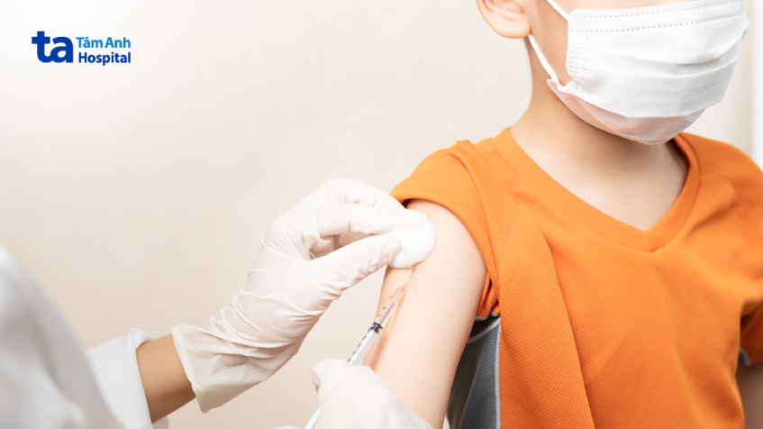 Trẻ nên được tiêm vacxin đầy đủ và đúng lịch