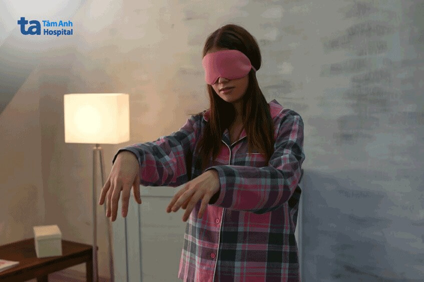 triệu chứng bị mộng du không nhớ mình đã làm gì khi ngủ