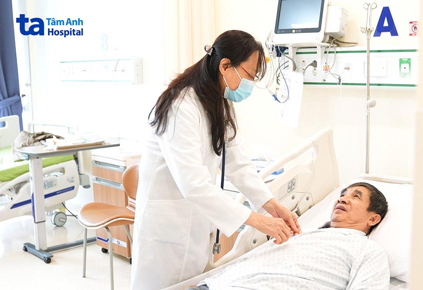 TTND.PGS.TS Nguyễn Thị Bạch Yến đang khám cho một bệnh nhân sau can thiệp nhồi máu cơ tim
