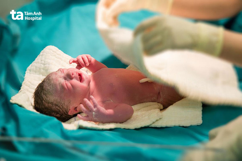 Có khoảng 10-60% trẻ sơ sinh bị tử vong do tăng áp phổi kéo dài và khoảng 25% trẻ sống sót bị chậm phát triển, có vấn đề về thính giác, khuyết tật chức năng hoặc cả hai