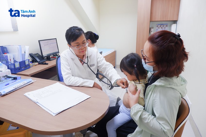 Bác sĩ chuyên môn thăm khám và sàng lọc kỹ càng