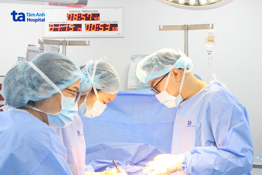 bác sĩ duy cắt buồng trứng cho bệnh nhân