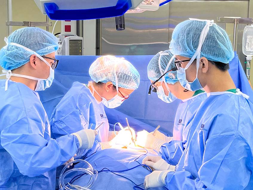 Bác sĩ Hằng cùng ê kíp mổ cắt tuyến giáp và nạo hạch cho bệnh nhân