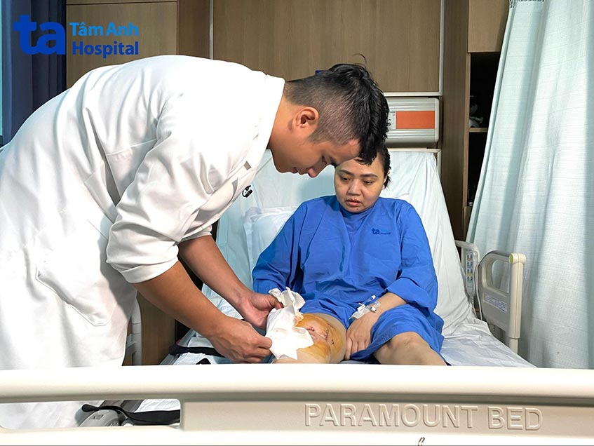 bác sĩ kiểm tra vết thương sau phẫu thuật