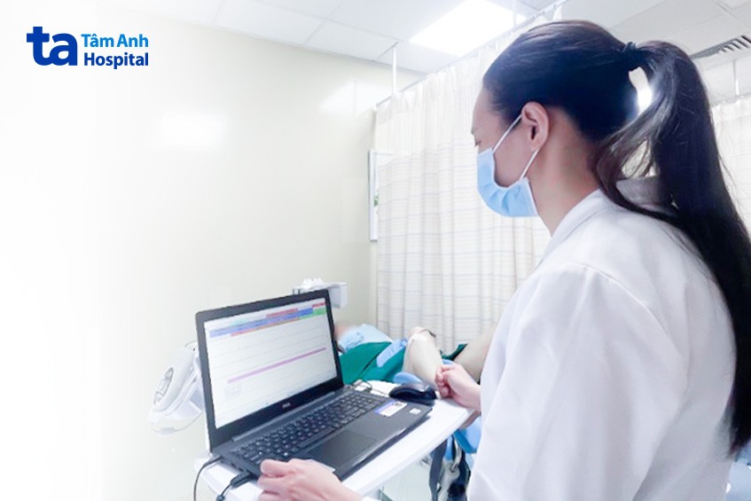Bác sĩ Lê Phúc Liên xét nghiệm niệu động học cho người bệnh.