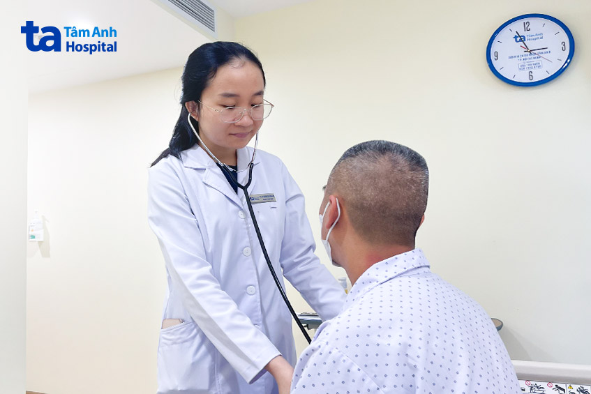 Bác sĩ Linh đang khám cho anh H