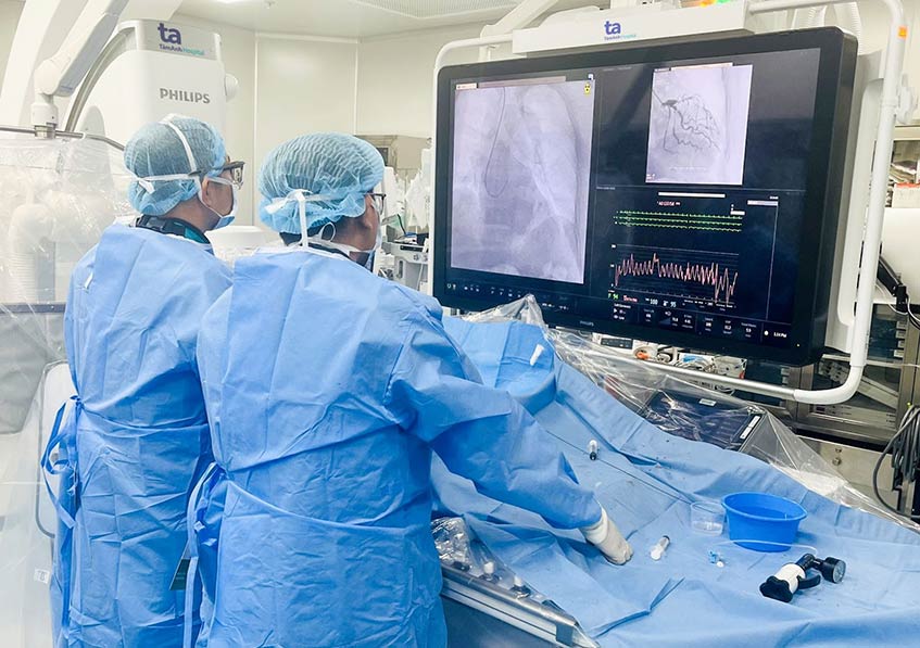 Bác sĩ Minh (trái) cùng ê kíp chụp mạch vành và đặt stent cho bệnh nhân
