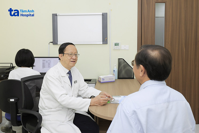 PGS.TS.BS Phạm Nguyễn Vinh khám, tư vấn cho bệnh nhân tại Bệnh viện Tâm Anh