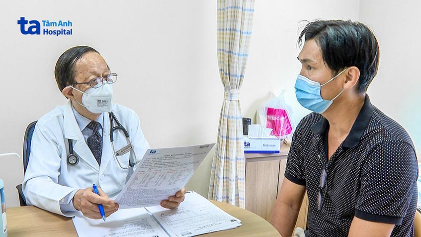 PGS.TS.BS Phạm Nguyễn Vinh tư vấn cho bệnh nhân tim mạch tại Bệnh viện Tâm Anh