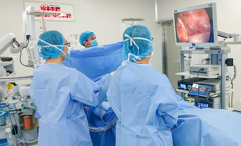 Bác sĩ Quốc Hoài (ngoài cùng bên trái) cùng ê kíp phẫu thuật vá lỗ thủng ở phổi cho bệnh nhân