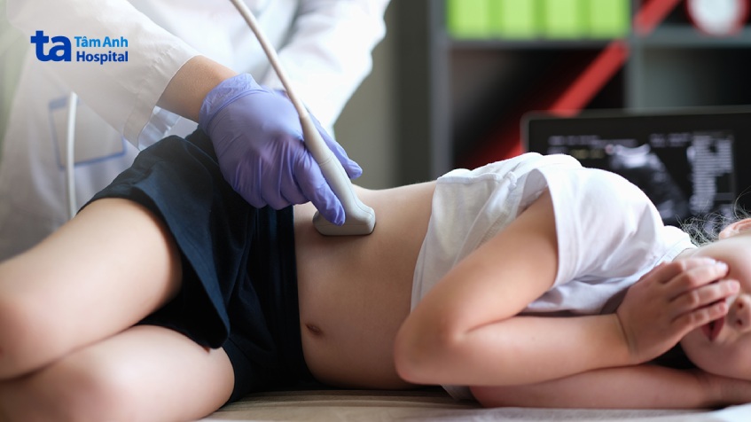 Bác sĩ siêu âm để kiểm tra sỏi thận ở trẻ