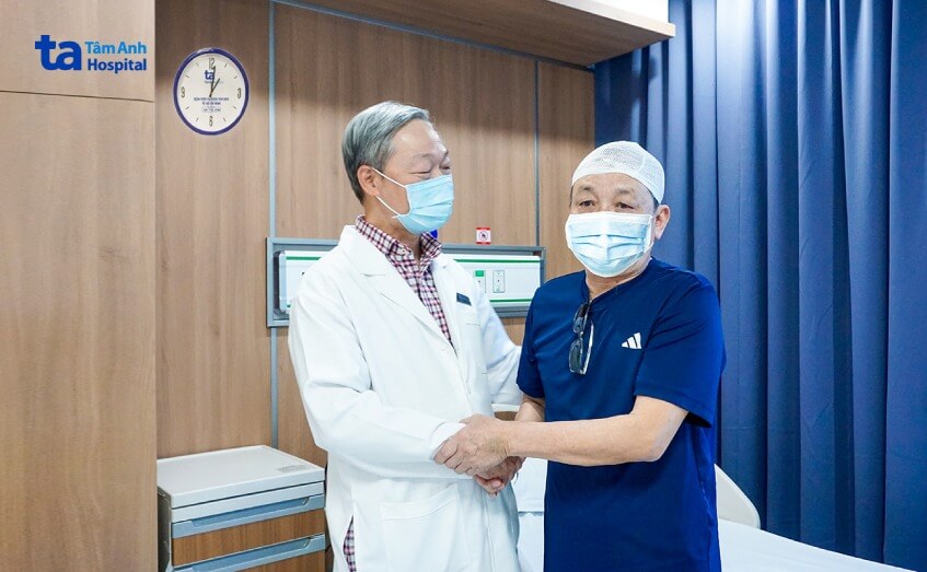 bác sĩ thăm ca bệnh u não