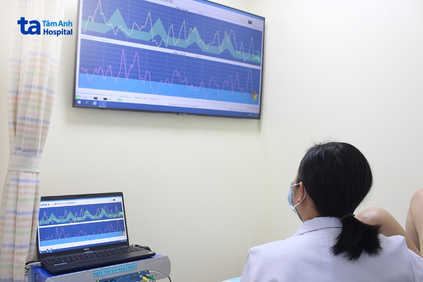 bác sĩ thăm khám, đánh giá chức năng sàn chậu