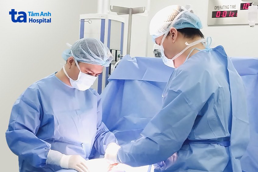 Bác sĩ Phạm Xuân Long (bên trái), khoa Nam học, Trung tâm Tiết niệu - Thận học - Nam khoa, BVĐK Tâm Anh TP.HCM, đang phẫu thuật cho người bệnh