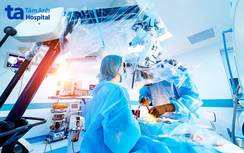 bác sĩ thực hiện điều trị vẹo cột sống bằng phẫu thuật