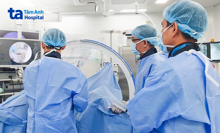 bác sĩ thực hiện điều trị