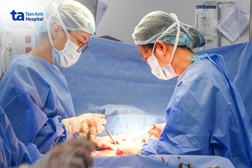 bác sĩ tiến hành phẫu thuật triệt sản