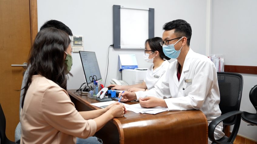 bác sĩ tư vấn cho khách hàng hiếm muộn