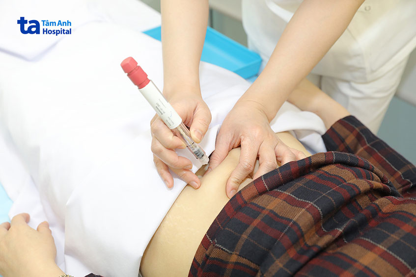 bệnh nhân được tiêm thuốc kích trứng