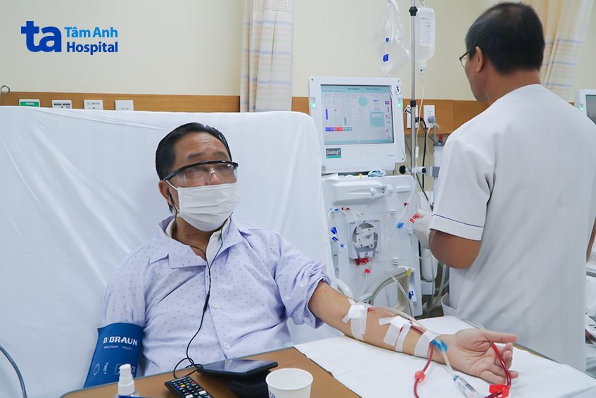 Trong lúc điều dưỡng vận hành máy lọc máu, ông K. xem tivi và nghe nhạc.