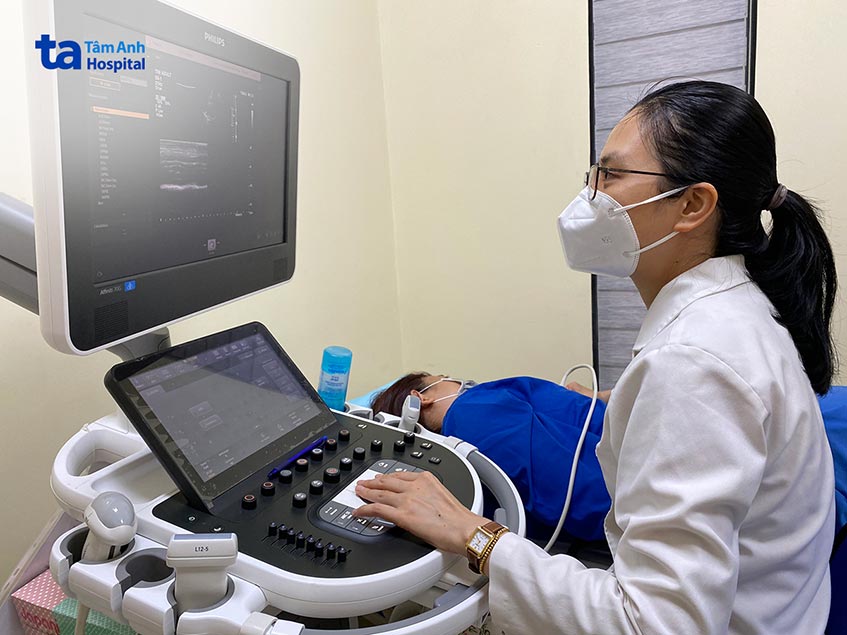 Bệnh nhân siêu âm tim tầm soát bệnh tim mạch tại Bệnh viện Tâm Anh