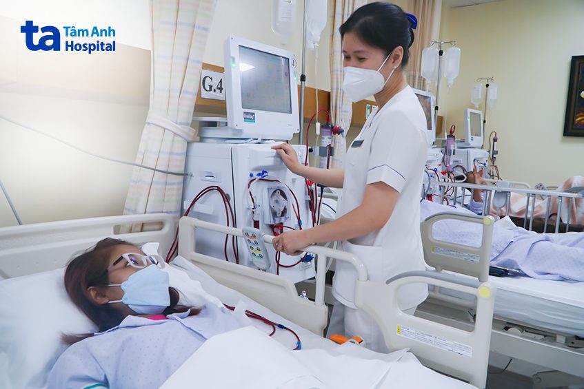 Chị G. vừa lọc máu, vừa trò chuyện với điều dưỡng