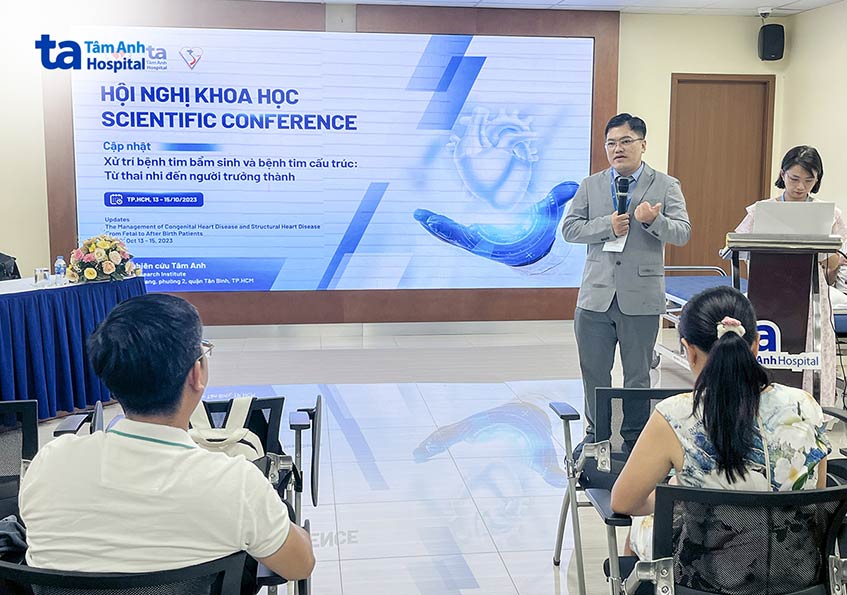 BS.CKI Vũ Năng Phúc, Trưởng khoa Tim bẩm sinh trao đổi cùng các bác sĩ tại Hội nghị