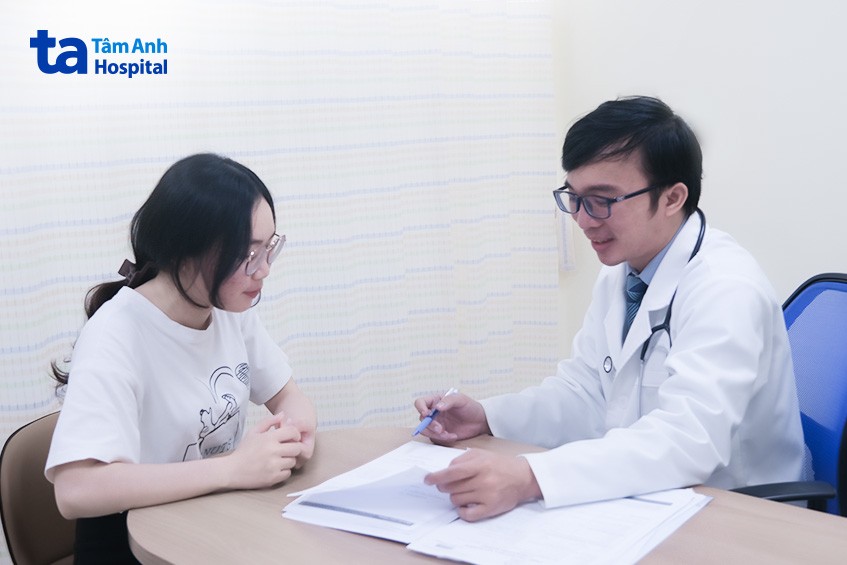 BS Đỗ Tiến Vũ đang giải thích định tình trạng hạ canxi máu