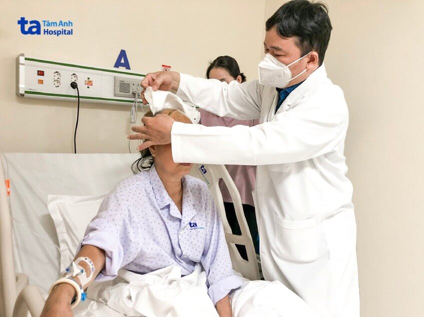 bác sĩ khám đánh giá hai khối u lớn