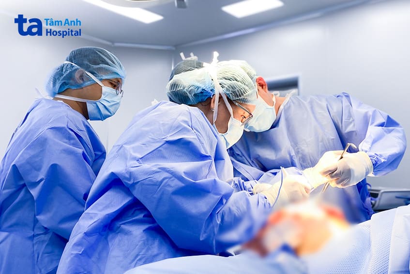 bs khoa ngoại vú đang phẫu thuật