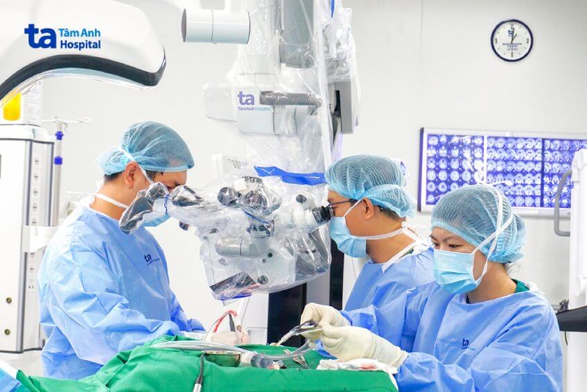 bs mổ lấy khối u nằm giữa não sau 8 năm