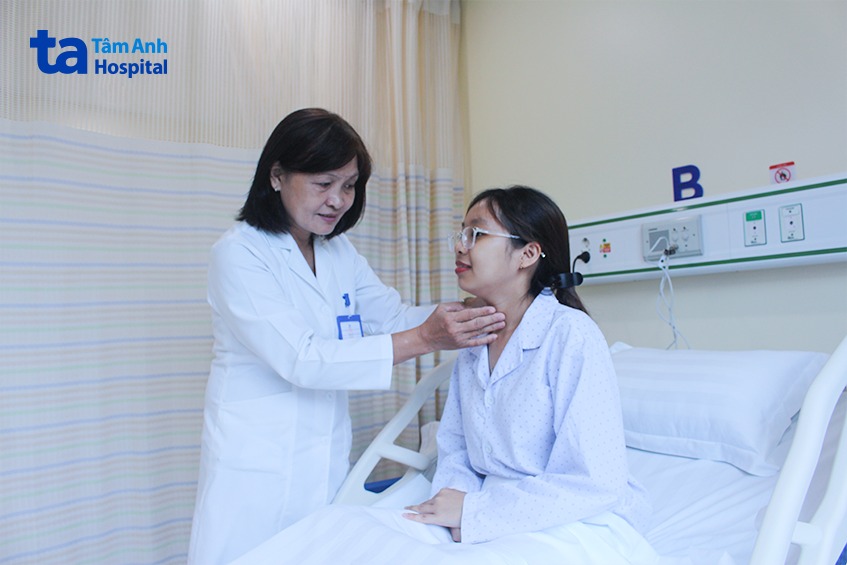 BS Thảo Mai đang thăm khám cho người bệnh nội trú