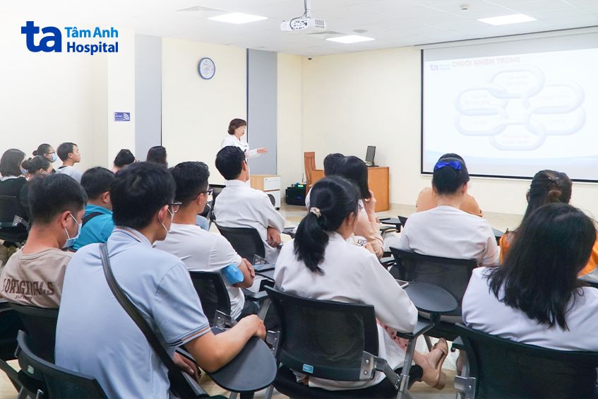 các bác sĩ điều dưỡng tham gia học 