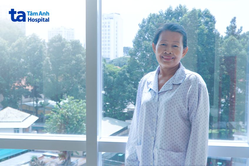 Chị Sok Mom đi dạo quanh bệnh viện trong lúc em gái làm thủ tục xuất viện