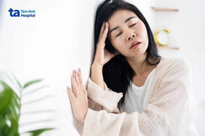 chóng mặt khi ngồi xuống đứng lên