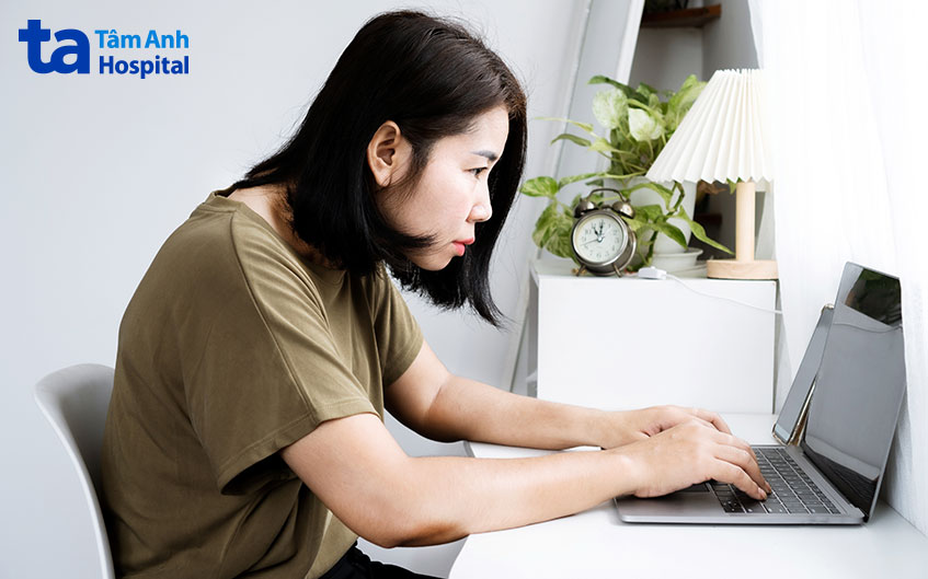 độ cao của ghế và vị trí màn hình