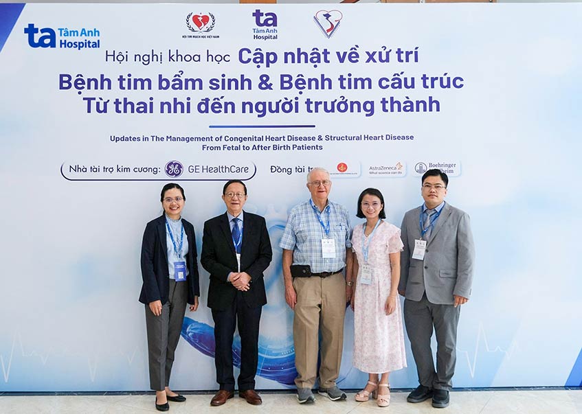 GS.TS.BS Norman Henry Silverman, PGS.TS.BS Phạm Nguyễn Vinh cùng các báo cáo viên tại hội nghị