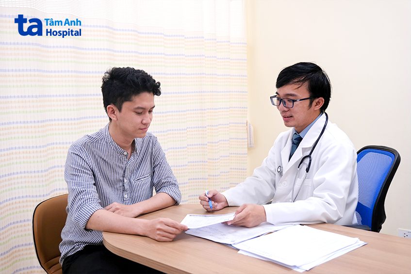 khám và đưa ra liệu trình điều trị cho người bệnh tụt canxi máu