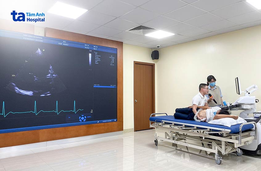 Kỹ sư Trần Hoài Bảo - Chuyên viên ứng dụng siêu âm tim GE Healthcare Việt Nam hướng dẫn các bác sĩ siêu âm tim qua thành ngực với chức năng 4D ứng dụng công nghệ AI trên máy Vivid E95