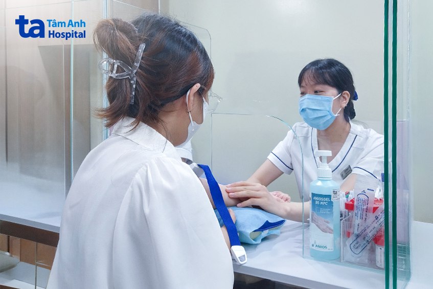 Người bệnh được lấy máu xét nghiệm đường huyết 