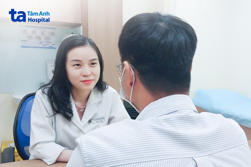 Thường xuyên đeo khẩu trang khiến lỗ chân lông bị bí cũng là một trong số các nguyên nhân phổ biến làm da nổi mụn cám