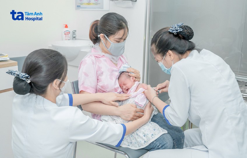 Nhân viên y tế thông tin đầy đủ vắc xin cho phụ huynh