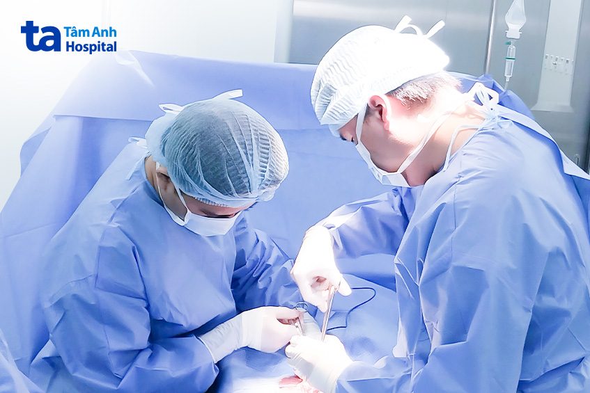 Cắt bao quy đầu bằng phương pháp truyền thống đòi hỏi nhiều ở tay nghề và kinh nghiệm bác sĩ