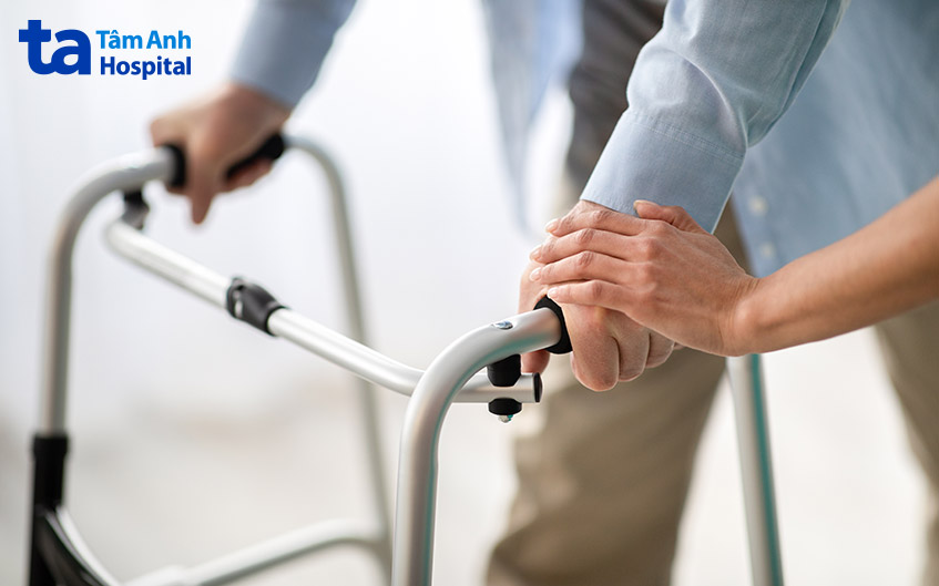 sử dụng nạng hỗ trợ di chuyển