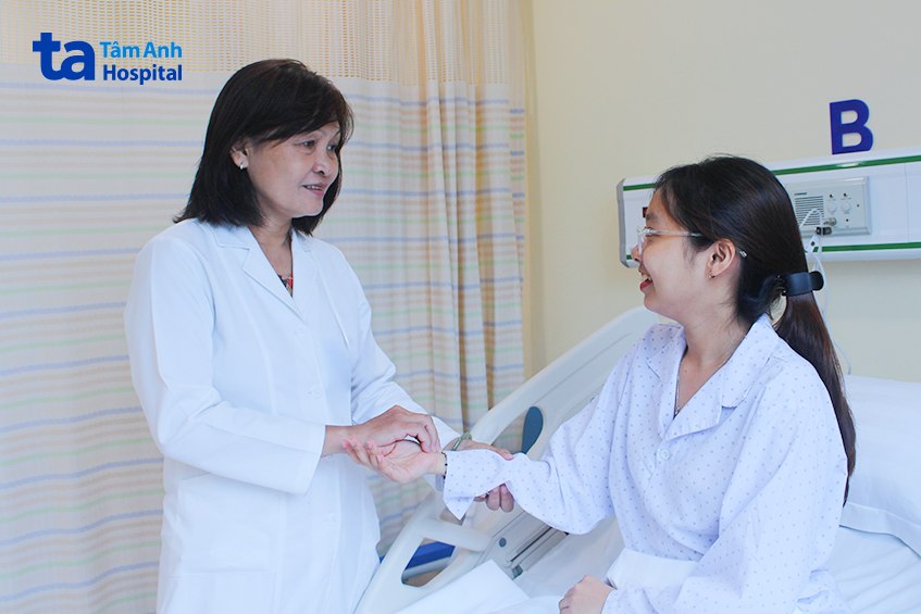 thăm khám cho bệnh nhân tại khu nội trú