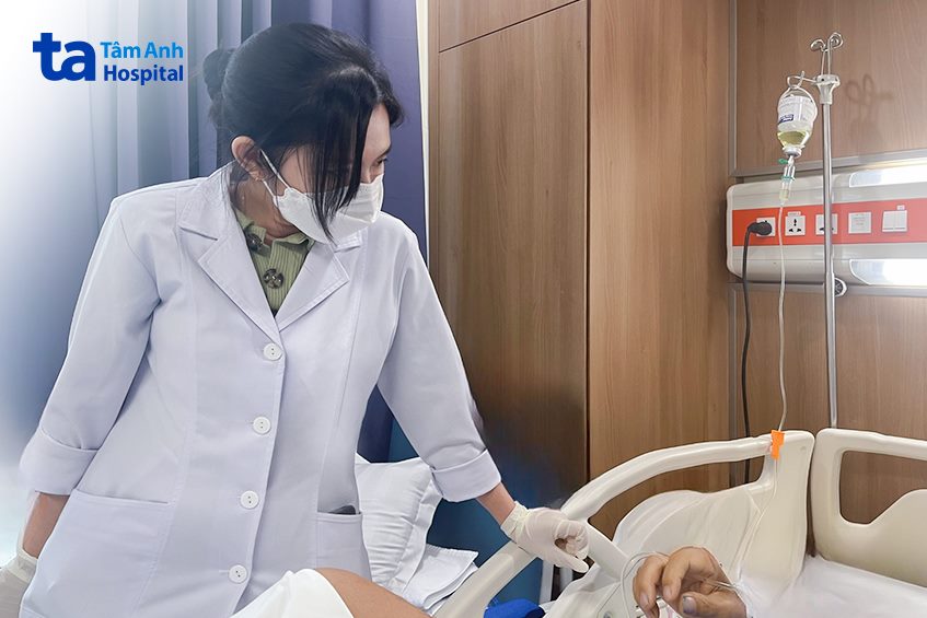 thăm khám cho người bệnh