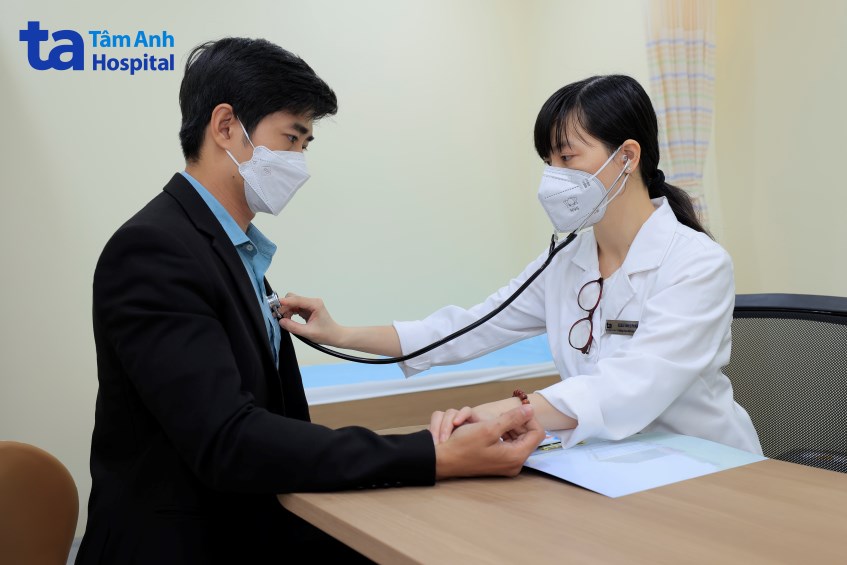 thăm khám cho người bệnh